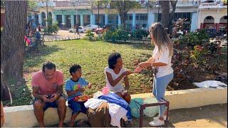 REGALAMOS COMIDA Y MEDICAMENTOS en las CALLES de La HABANA CUBA.La TRISTE VIDA CUBANA