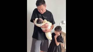 妮妮看爸爸抱着妹妹竟然哭了～ #罕见病女孩