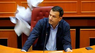 Tensione në mbledhjen e Këshillit Bashkiak të Tiranës, Tedi Blushi qëllon me letra Veliajn