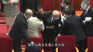 出席全國人大會議開幕的全國政協副主席董建華離場時跌倒