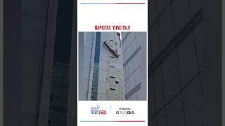 Window cleaners, muntik mahulog sa gusali! | GMA Integrated Newsfeed