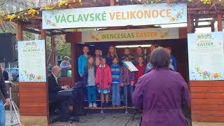 Niños cantando en la Plaza Wenceslao de Praga