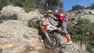 ENDURO: RIDING ON ROCKS