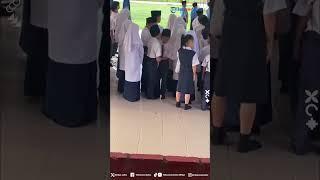 Aksi Heroik Bocah Perempuan Dengan Santai Usir Serangga yang Buat Teman Laki-lakinya Hampir Kabur