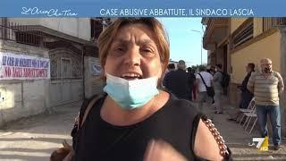 Case abusive abbattute, il sindaco lascia