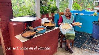 Con Esta Comida Completa Comemos Todos Buena y Barata Chicharrón Con Papas y Nopalitos en Salsa