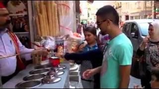 Turski Prodavac Sladoleda Pokazao Svoju Magiju / Turkish ice cream vendor showed their magic