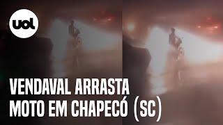 Ciclone extratropical: Vendaval arrasta moto em Chapecó, em Santa Catarina; vídeo mostra o momento