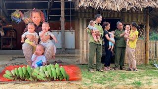 Single mom - Harvesting corn to sell, the abandoned child has found his mother, a happy day