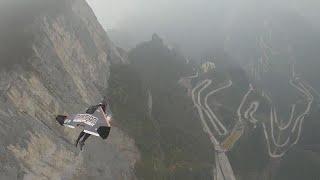 Mit dem Wingsuit durch das "Himmelstor"