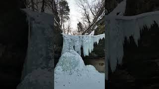 Водопад замерзТакая холодная зима в Иллинойсе/Frozen Waterfall #shorts