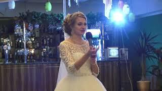 Невеста поет на свадьбе для жениха,со слезами на глазах.
