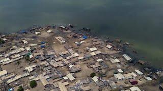 TOWN SANDWICHED BETWEEN THE OCEAN AND LAGOON / TOTOPE, ADA