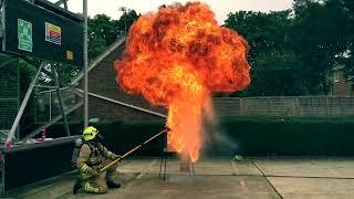 FLASH FIRE - what happens when you put water on an oil #fire!