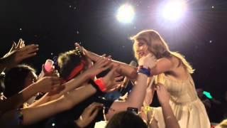 Taylor Swift fan faints after she touches him at London O2