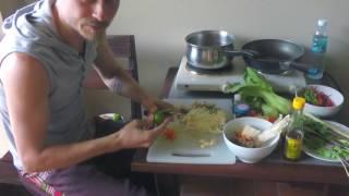Тайские блюда -  рецепт лапши с морепродуктами и тайскими овощами (шеф-повар Константин Жук)