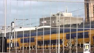 Oud Delft: Vertrek V-IRM 8676 over het spoorviaduct ᴴᴰ