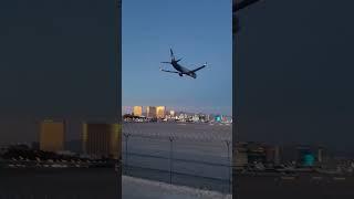 Alaska 737-900er landing at las