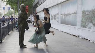 【275】铜人雕塑恶作剧：我还是喜欢 你摘下眼镜跳舞的样子.Funny bronze statue prank in China: The dance he performs is so funny.