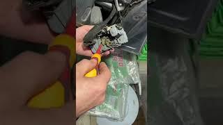 How to Repair Front Right Door Lock on Peugeot 307