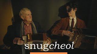 Bobby Gardiner & Amhlaoibh Ó Síocháin Ó Beoláin | Snugcheol | TG4