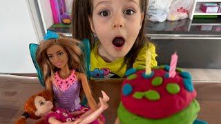 Barbie'ye Doğum günü sürprizi yaptık !! Barbie ve Chelsea Kız evcilik Videosu ,Bebek Bakma Oyunu