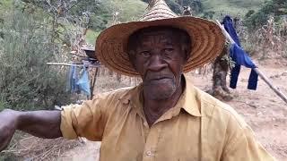 chico de 85 anos vive sozinho no meio do mato toma banho na bacia