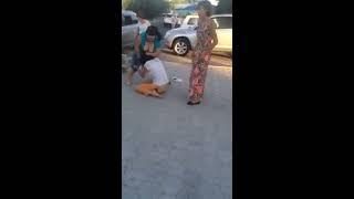 Жестокая драка женщин в Казахстане город Актау.