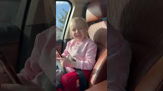 Устроили с дочкой тусу в машине! Как тебе трек? #shorts