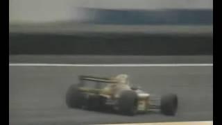 Mansell rebasa a Berger en la curva peraltada GP de México 1990