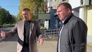 В Новокузнецке Денис Елькин показал пенсионеркам новый тротуар у 2-ой горбольницы