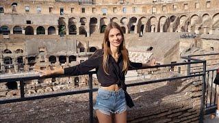 Ella Desfila Por El Coliseo Romano en Italia