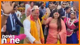 Uttarakhand CM Pushkar Singh Dhami & Wife Celebrates Holi with Tharu Tribe at Home | News9