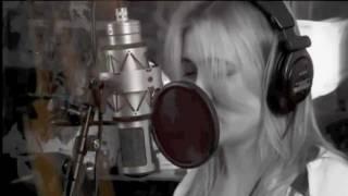 Dutch singer Anouk covers Rihanna's song Man down