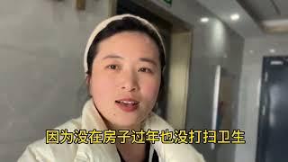 小娜为妈妈买生日礼物，临走妈妈给装红薯粉条，小娜说有妈真好