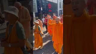 Зажигательная мелодия!Харе Кришна на позитиве  Харинама в Кёльне.Германия #harekrishna