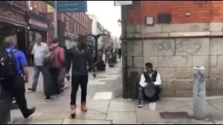 Impresionante artista callejero toca tambor y se le acerca un hombre mira lo que pasa...