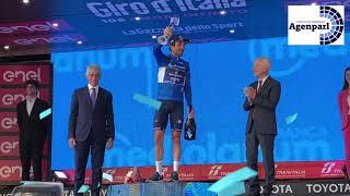 Maglia Azzurra a Thibaut Pinot premiato da Andrea Abodi al Giro d’Italia 2023