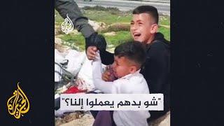 شاهد.. قوات الاحتلال تعتدي على طفلين فلسطينيين