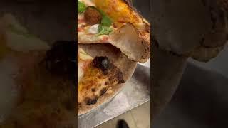 La Pizza si taglia con le forbici