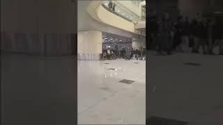 Специалисты под присмотром силовиков покидают столицу