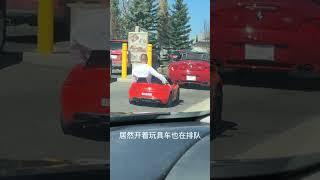 小男孩开玩具车，在麦当劳买汉堡