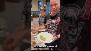 ОЛЕГ МОНГОЛ И ИРИШКА ЧИКИ ПИКИ ОБЕДАЮТ В МОСКОВСКОМ РЕСТОРАНЕ, ПОСЛЕ СЛОЖНОЙ РАБОТЫ