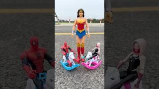 Wonder Woman helps Spidey and Spider Gwen choose toys | Fun Toys