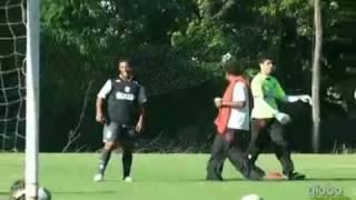 Роналдиньо забивает ударом из-за ворот