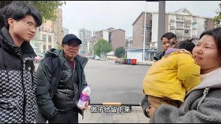 姑娘远嫁2千公里四川 老爸好不容易来看一次 着急的直呼快回家 【东青儿双胞胎】