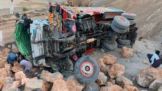 A Truck fell down from a height of 1000 feet / The driver died and the truck was rebuilt