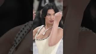 #shorts MET GALA 2023: DUA LIPA CON CHANEL DE 1995