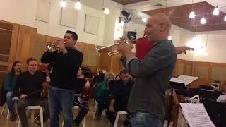 תזמורת נתניה הקאמרית הקיבוצית - פצ'ו פלורס וגיא שריג בחזרות לקראת "ווירטואוזיות עוצרת נשימה"