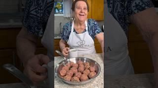 Nonna Pia Makes Her Delicious Meatballs  #nonnapia #meatballs #italiancooking #madein